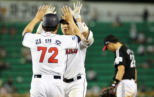 20일 잠실경기장에서 벌어진 2010 프로야구 두산과 LG의 경기 8회말 2사 주자 1,2루 상황에서 두산 양의지가 역전 적시타를 친 후 기뻐하고 있다.