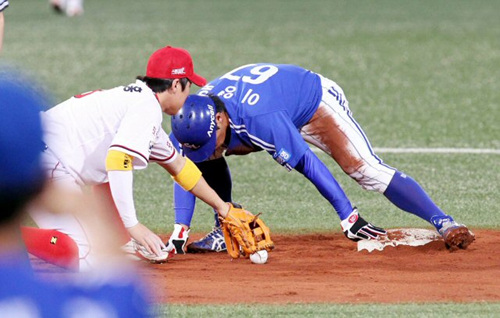 20일 광주 무등경기장에서 열린 2010 프로야구 기아 타이거즈와 삼성 라이온즈의 경기에서 4회초 2사 삼성 1루주자 이영욱이 도루에 성공했다.