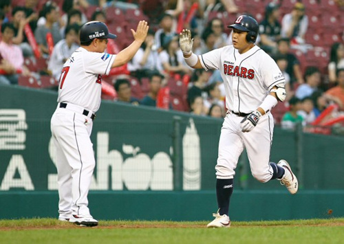 20일 잠실경기장에서 벌어진 2010 프로야구 두산과 LG의 경기 2회말 무사 주자 1루 상황에서 타석에 들어선 두산 양의지가 2점 홈런을 친 후 그라운드를 돌고 있다.