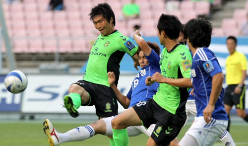 21일 전북 전주월드컵경기장에서 열린 2010 하나은행 FA컵 16강 전북 현대와 강릉시청의 경기에서 양 팀 선수들이 치열한 공다툼을 벌이고 있다.