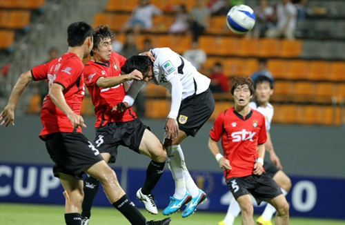 21일 오후 경남 창원축구센터에서 열린 FA컵 16강전에서 후반 전남 인디오가 경남 수비진을 뚫고 강력한 헤딩으로 자신의 경기중 두번째 골을 성공시키고 있다.