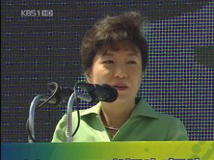 박근혜, 기습 시위에 찰과상…또 테러 악몽