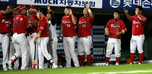 27일 부산 사직야구장에서 열린 프로야구 롯데-기아 경기에서 기아 김상현이 2대3으로 뒤진 8회초 무사 1루 상황에서 역전 투런 홈런을 친 뒤 동료들의 축하를 받고 있다.
