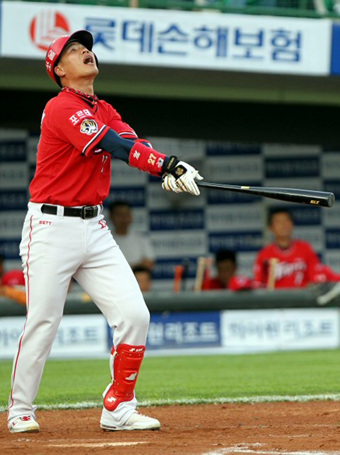 27일 부산 사직야구장에서 열린 프로야구 롯데-기아 경기에서 기아 김상현이 2회초 선두타자로 나와 뜬공을 친 뒤 안타까워하고 있다.