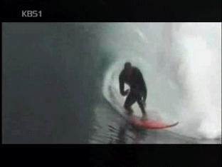 [크로스 미디어] 파도를 가르는 서핑 묘기!