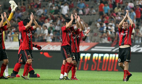 31일 서울월드컵경기장에서 프로축구 서울 선수들이 제주와의 경기에서 2-0으로 승리한 후 환호하고 있다.