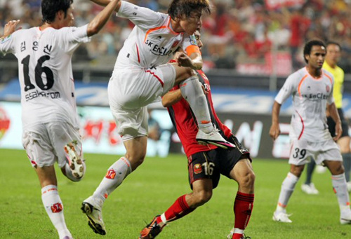 31일 서울월드컵경기장에서 열린 프로축구 서울과 제주의 경기 전반, 제주 김은중이 슛을 시도하고 있다.