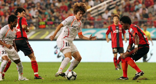 31일 서울월드컵경기장에서 열린 프로축구 서울과 제주의 경기 전반, 제주 김은중이 서울 수비수 사이에서 슛을 시도하고 있다.
