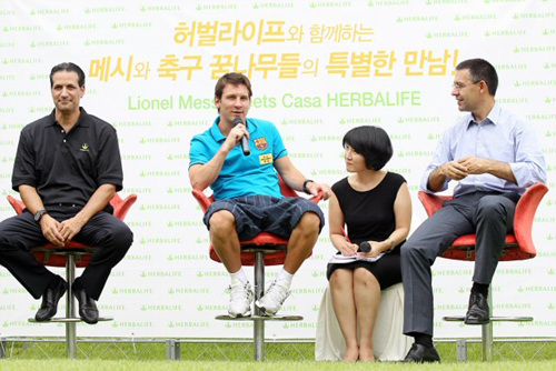 FC 바르셀로나 리오넬 메시가 3일 오후 서울 강서구 메이필드호텔에서 축구 꿈나무들과 만났다. FC 바르셀로나의 공식 뉴트리션 스폰서인 허벌라이프 주최로 열린 이 행사에서 아이들은 메시와 축구에 대한 궁금증을 풀고 함께 축구공을 차는 등 특별한 시간을 가졌다. 메시가 행사 중 아이들의 질문에 대한 답을 하고 있다.