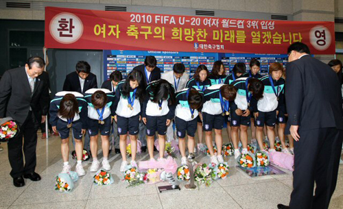 2010 국제축구연맹(FIFA) 20세 이하 여자월드컵에서 3위를 차지한 축구 대표팀이 4일 인천국제공항을 통해 금의환향한 가운데, 선수단이 조중연 대한축구협회장과 인사를 하고 있다.
