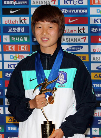 2010 국제축구연맹(FIFA) 20세 이하 여자월드컵에서 3위를 차지한 축구 대표팀이 4일 인천국제공항을 통해 금의환향한 가운데, 주장 김혜리가 페어플레이 트로피를 들어보이며 환하게 웃고 있다.