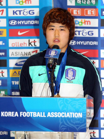 2010 국제축구연맹(FIFA) 20세 이하 여자월드컵에서 3위를 차지한 축구 대표팀이 4일 인천국제공항을 통해 금의환향한 가운데, 김나래가 기자회견을 하며 취재진의 질문에 답하고 있다.