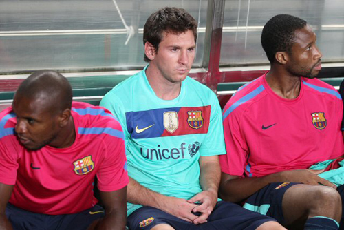 4일 서울 상암월드컵경기장에서 열린 K리그 올스타와 스페인 프리메라리가 명문 FC바르셀로나 경기, 바르셀로나 리오넬 메시가 벤치에 앉아 경기를 지켜보고 있다.