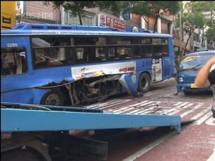 CNG 버스 운행 중 폭발…17명 중경상