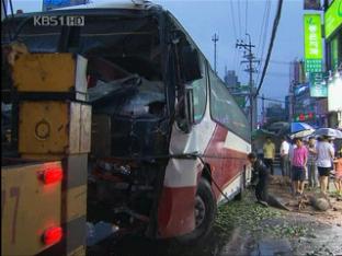 고속버스가 인도로 돌진, 6명 부상