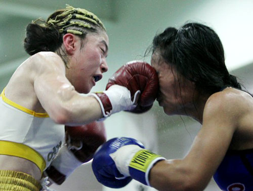 12일 안양실내체육관에서 열린 4대 기구 통합 타이틀 방어전 및 세계복싱연맹(WBF) 라이트플라이급(48.980㎏) 챔피언 결정전 필리핀의 주제스 나가와(23)와 한국 김주희(왼쪽)의 경기에서 김주희가 오른손 훅을 날리고 있다. 김주희 판정승(2-0 1무).