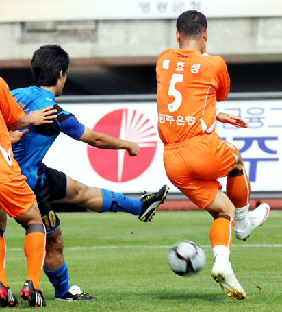 12일 광주월드컵경기장에서 열린 프로축구 광주 상무와 인천 유나이티드의 경기에서 인천 유병수가 슈팅을 하고 있다.