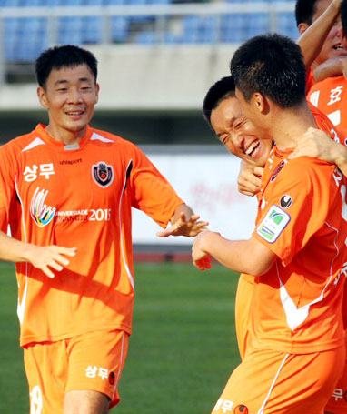 12일 광주월드컵경기장에서 열린 프로축구 광주 상무와 인천 유나이티드의 경기에서 광주 박원홍이 동점골을 넣고 기뻐하고 있다.