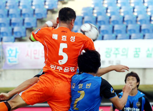 12일 광주월드컵경기장에서 열린 프로축구 광주 상무와 인천 유나이티드의 경기에서 광주 배효성이 헤딩슛을 시도하고 있다.
