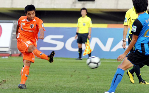 12일 광주월드컵경기장에서 열린 프로축구 광주 상무와 인천 유나이티드의 경기에서 광주 최성국이 슈팅을 시도하고 있다.
