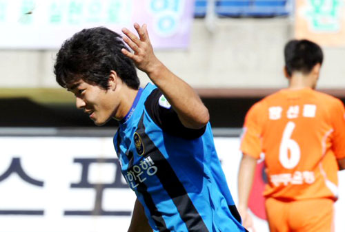 12일 광주월드컵경기장에서 열린 프로축구 광주 상무와 인천 유나이티드의 경기에서 인천 유병수가 첫골을 넣고 기뻐하고 있다.