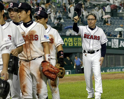 12일 오후 잠실야구장에서 열린 프로야구 롯데-두산 경기. 경기를 승리로 마친 두산 김경문 감독이 팬들에게 인사를 하고 있다.