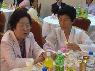 정부, 북한에 ‘이산가족 상봉 정례화’ 제의