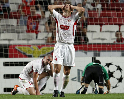 14일(현지시간) 포르투갈 리스본에서 열린 유럽축구연맹(UEFA) 챔피언스리그 B조 벤피카(포르투갈)-하포텔 텔아비브(이스라엘) 경기, 하포텔 텔아비브 길 베르무스(왼쪽), 다니 본다르브가 결정적인 득점 기회를 놓친 후 아쉬워 하고 있다.