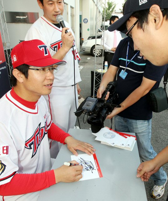 15일 광주 무등경기장에서 열린 2010 프로야구 기아 타이거즈와 두산 베어스의 경기에 앞서 은퇴식을 하는 김종국이 팬들에게 사인을 해주고 있다.