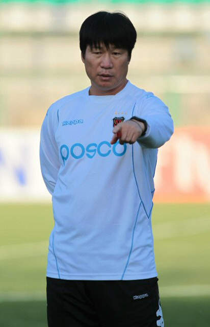 조브아한과의 AFC 챔피언스리그 8강전을 앞둔 포항 박창현감독이 플라드샤흐르경기장에서 선수들의 훈련을 독려하고 있다.