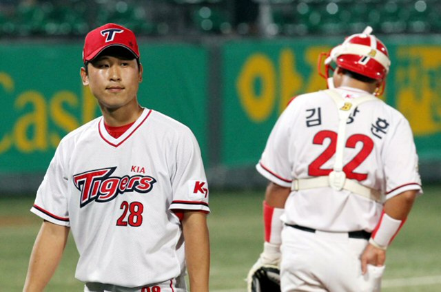 15일 광주 무등경기장에서 열린 2010 프로야구 기아 타이거즈와 두산 베어스의 경기에서 8회초 등판한 기아 윤석민이 4실점하고 물러나고 있다. 기아 6-5 리드.