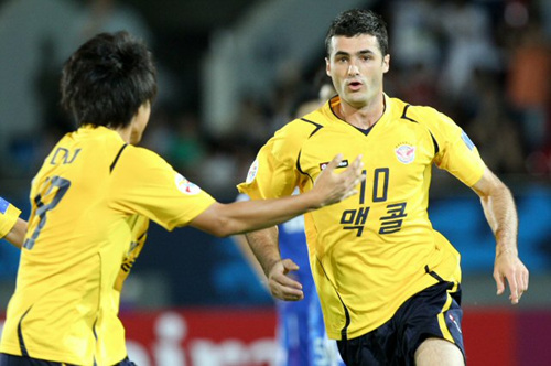 15일 성남 탄천종합운동장에서 벌어진 2010 아시아축구연맹(AFC) 챔피언스리그 8강 1차전 수원 삼성과 성남 일화의 경기에서 전반 첫 골을 넣은 성남 라돈치치가 기뻐하고 있다.