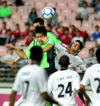 15일 전주월드컵경기장에서 벌어진 아시아챔피언스컵축구 8강전. 전북 현대의 이동국의 헤딩슛을 사우디 알샤밥의 골키퍼 왈리드가 방해하고 있다.