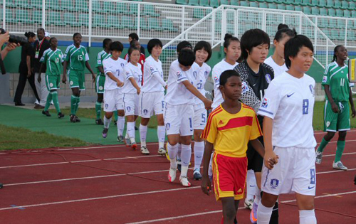 16일(현지시간) 트리니다드 토바고에서 열린 국제축구연맹(FIFA) 17세 이하 여자 월드컵 8강전 대한민국-나이지리아 경기 전, 한국과 나이지리아 선수들이 경기장에 입장하고 있다.