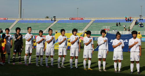 16일(현지시간) 트리니다드 토바고에서 열린 국제축구연맹(FIFA) 17세 이하 여자 월드컵 8강전 대한민국-나이지리아 경기 전, 한국 선수들이 애국가가 울려퍼지자 국기에 대한 경례를 하고 있다.