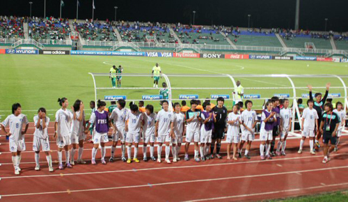 16일(현지시간) 트리니다드 토바고에서 열린 국제축구연맹(FIFA) 17세 이하 여자 월드컵 8강전 대한민국-나이지리아 경기, 연장 접전 끝에 나이지리아를 6대5로 꺾고 4강에 오른 한국 선수들이 관중석 앞에서 환호하고 있다.