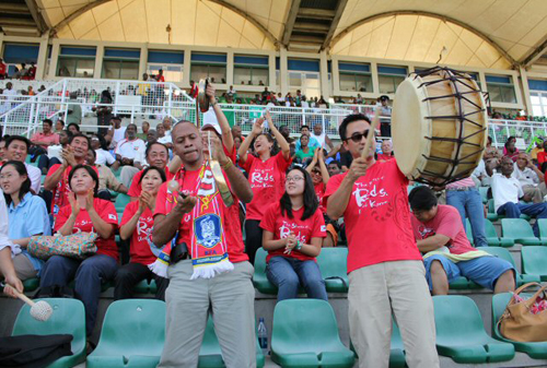 16일(현지시간) 트리니다드 토바고에서 열린 국제축구연맹(FIFA) 17세 이하 여자 월드컵 8강전 대한민국-나이지리아 경기, 현지 교민들이 열렬한 응원을 하고 있다.