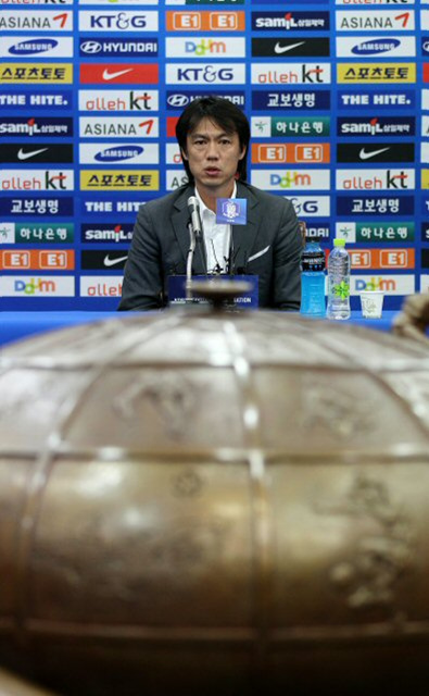 홍명보 올림픽대표팀 감독이 17일 오후 서울 종로구 신문로 축구회관에서 기자회견을 열어 2010 광저우 아시안게임에 참가할 국가대표 선수 20명을 발표하고 있다.