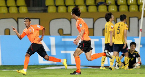18일 성남 탄천종합운동장에서 벌어진 프로축구 쏘나타 K-리그 2010 제주 유나이티드와 성남 일화의 경기에서 결승골을 넣은 제주 네코(왼쪽)가 기뻐하고 있다. 제주 1대0 승.