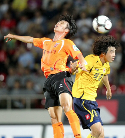 18일 성남 탄천종합운동장에서 벌어진 프로축구 쏘나타 K-리그 2010 제주 유나이티드와 성남 일화의 경기에서 성남 김성환(오른쪽)과 제주 배기종이 공중 볼 다툼을 벌이고 있다.
