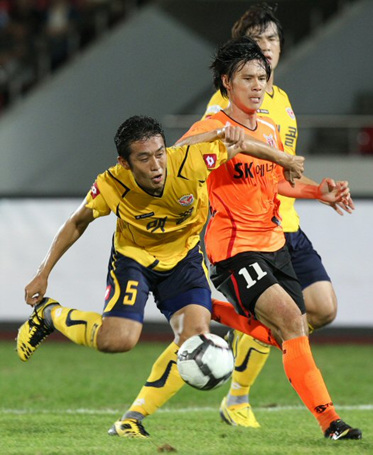 18일 성남 탄천종합운동장에서 벌어진 프로축구 쏘나타 K-리그 2010 제주 유나이티드와 성남 일화의 경기에서 성남 조병국(왼쪽)과 제주 배기종이 볼 다툼을 벌이고 있다.