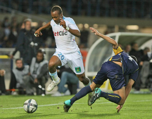 19일(한국시간) 프랑스 파르크 데 스포츠 스타디움에서 열린 2010-2011 프랑스 프로축구 정규리그(리그1) 6라운드 올림피크 드 마르세이유-AC 아를 아비뇽 경기, 마르세이유의 안드레 아예우(왼쪽)가 아를 아비뇽의 El-Amin Erbate를 피해 드리블을 하고 있다. 경기는 마르세이유가 3대 0으로 승리했다.