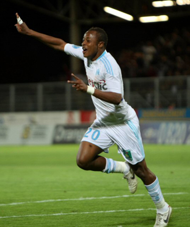 19일(한국시간) 프랑스 파르크 데 스포츠 스타디움에서 열린 2010-2011 프랑스 프로축구 정규리그(리그1) 6라운드 올림피크 드 마르세이유-AC 아를 아비뇽 경기, 마르세이유의 안드레 아예우가 골을 성공시킨 뒤 기뻐하고 있다.