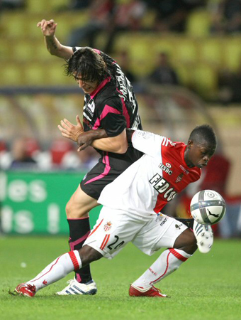 19일(한국시간) 프랑스 모나코 루이 2세 경기장에서 열린 2010-2011 프랑스 프로축구 정규리그(리그1) 6라운드 AS 모나코-툴루즈 경기, 툴르즈의 페더리코 산탄데르(왼쪽)와 모나코의 넴폴리즈 망디가 볼다툼을 하고 있다.