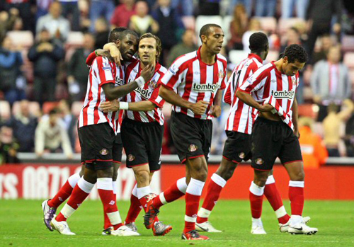 19일(한국시간) 영국 선덜랜드 스타디움에서 열린 2010-2011 잉글랜드 프로축구 프리미어리그 정규리그 5라운드 선덜랜드-아스널 경기, 선덜랜드의 대런 벤트(왼쪽)가 추가시간에 동점골을 성공시킨 뒤 팀 동료들과 함께 기뻐하고 있다.