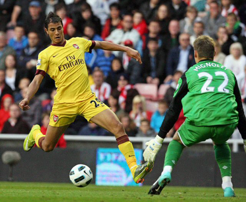 19일(한국시간) 영국 선덜랜드 스타디움에서 열린 2010-2011 잉글랜드 프로축구 프리미어리그 정규리그 5라운드 선덜랜드-아스널 경기, 아스널의 마루아네 챠마크(왼쪽)가 선덜랜드 골키퍼 Simon Mignolet을 피해 슛을 시도하고 있다.