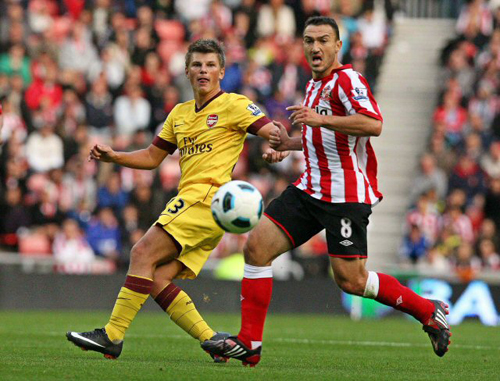 19일(한국시간) 영국 선덜랜드 스타디움에서 열린 2010-2011 잉글랜드 프로축구 프리미어리그 정규리그 5라운드 선덜랜드-아스널 경기, 아스널의 안드레이 아르샤빈(왼쪽)이 선덜랜드의 스티드 말브랑크 태클을 피해 패스를 하고 있다.