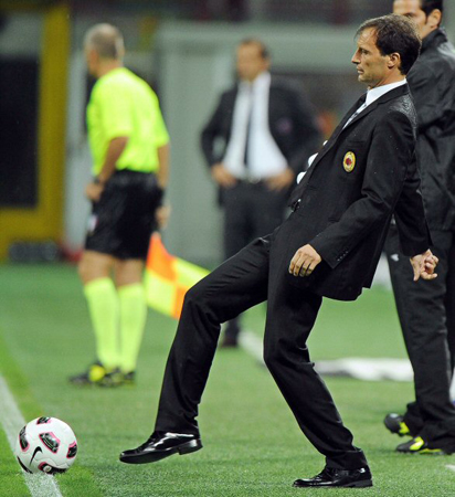 19일(한국시각) 이탈리아 산 시로 스타디움에서 열린 2010-2011 시즌 이탈리아 세리에 A 3라운드 AC밀란-칼초 카타니아 경기, AC밀란 감독 마시밀리아노 알레그리가 굴러온 공을 차고 있다.