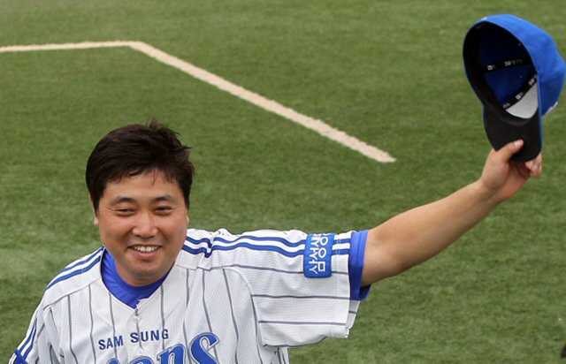 19일 대구 시민운동장에서 은퇴경기를 하는 기록의 사나이 삼성 양준혁이 경기에 앞서 후배 선수들이 직접 만든 동영상을 본 뒤 손을 들어 감사의 인사를 전하고 있다.