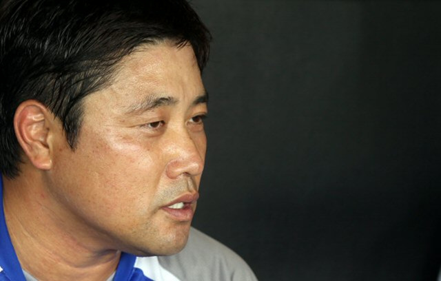 19일 대구 시민운동장에서 은퇴경기를 앞둔 기록의 사나이 삼성 양준혁이 경기 시작전 기자들의 질문에 답하고 있다.